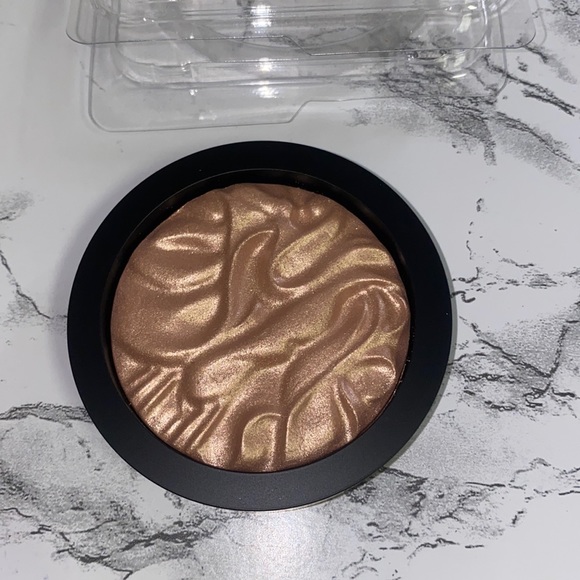 laura mercier Other - NWOB Laura Mercier face illuminator: indiscretion
Never used
No box
Sold in pan